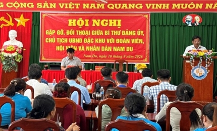 Quang cảnh: đồng chí Nguyễn Quốc Tuấn - Bí thư Đảng ủy đặc khu Kiên Hảitrả lời ý kiến, kiến nghị của đoàn viên, hội viên và nhân dân trên địa bàn Nam Du
