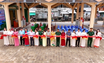 Quang cảnh: đại diện Quân khu 9; Lãnh đạo Đoàn Kinh tế - Quốc phòng 925; UBND đặc khu Kiên Hải cắt băng khánh thành