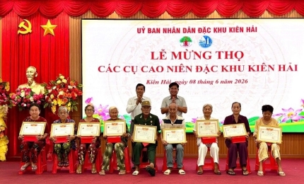 Quang cảnh: Đ/c Châu Hùng Kỳ, Phó Bí thư Đảng ủy - Chủ tịch UBND đặc khu và đồng chí Trần Văn Đoàn, Ủy viên Ban Thường vụ Đảng ủy - Chủ tịch Ủy ban MTTQ Việt Nam đặc khu trao giấy mừng thọ và tặng quà cho các cụ cao niên trên địa bàn đặc khu Kiên Hải