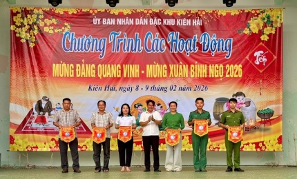 Quang cảnh: Ban tổ chức trao cờ lưu niệm cho các đội tham gia các hoạt động Mừng Đảng - Mừng Xuân  