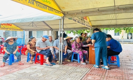 Quang cảnh: Phối hợp tuyên truyền kiến thức chăm sóc sức khỏe sinh sản, sức khỏe bà mẹ và trẻ em, phòng, chống suy dinh dưỡng, các bệnh không lây nhiễm và kỹ năng ứng phó với thiên tai, biến đổi khí hậu