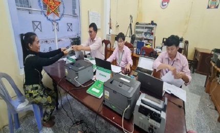 Quang cảnh: Ngân hàng Chính sách xã hội Kiên Hải giao dịch với khách hàng trên địa bàn Hòn Tre, đặc khu Kiên Hải.